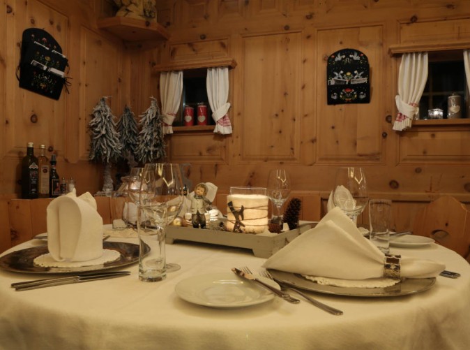 024_Schoene Aussichten Touristik-_Arvenstube_Walserhuus